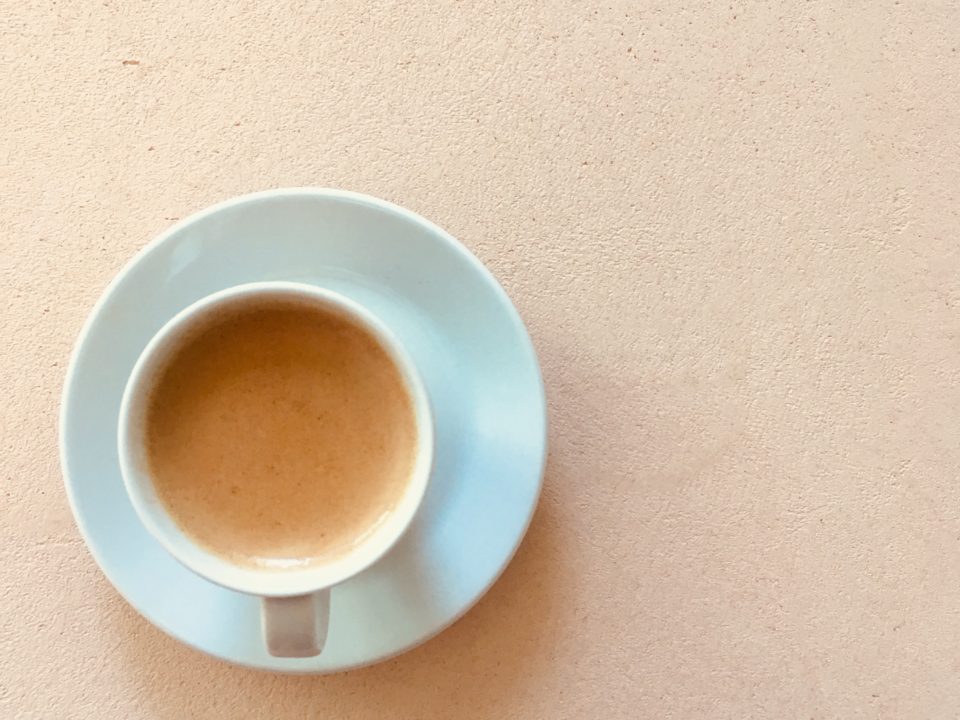 Orangener Kalk mit Kaffe